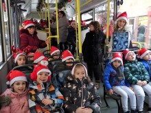 Коледен автобус обикаля Велико Търново като радва малки и големи