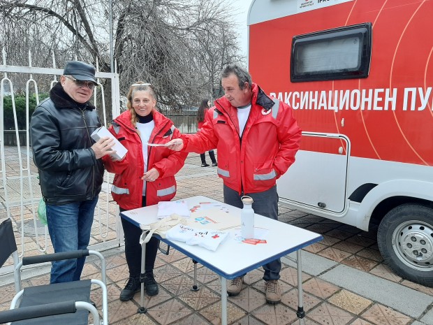 Посещение на мобилния ваксинационен пункт в област Добрич носи промоционални подаръци