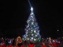 Коледната елха засия на площада в Кюстендил