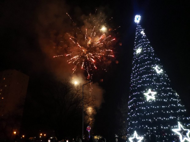 Запалиха светлините на коледната елха в район "Западен" в Пловдив