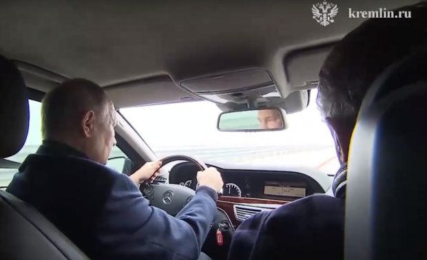 Путин шофира сам кола, инспектирайки Кримския мост