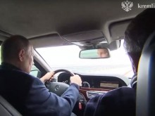 Путин шофира сам кола, инспектирайки Кримския мост