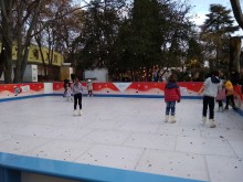 Безплатна ледена пързалка край входа на Летния театър във Варна ще бъде отворена днес
