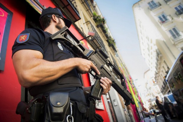 Полицията в Барселона арестува двама мъже, на 31 и 51 години,