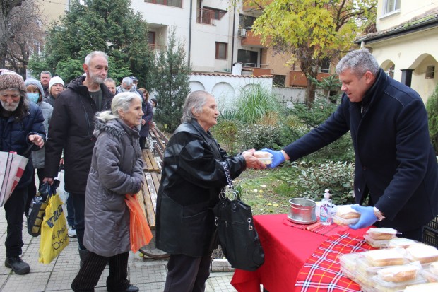 Раздадоха курбан за Никулден в район "Северен" в Пловдив