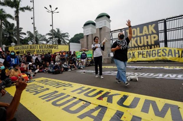 Парламентът на Индонезия одобри законодателство което забранява предбрачния секс като