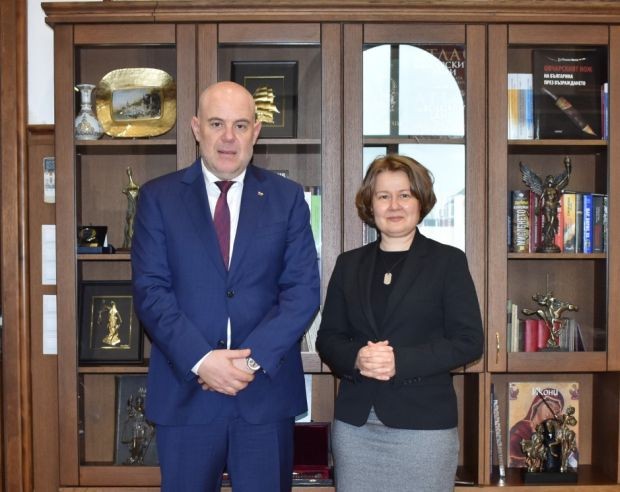 Главният прокурор Гешев благодари на Габриела Скутеа за съдействието й за трансфера на семействата на украински магистрати, потърсили убежище у нас