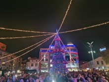 Коледната елха в Бургас грейна пред президента Румен Радев и първата дама