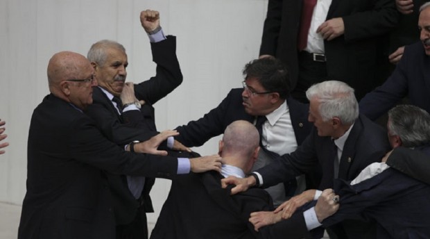 Турските депутати се сбиха за бюджета, един завърши в интензивното