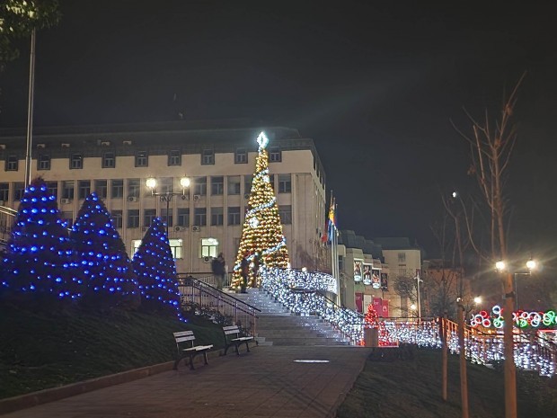 Запалиха 9-метровата коледна елха в Асеновград