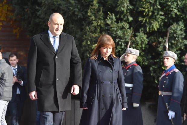 Президентът Румен Радев посрещна президента на Гърция Катерина Сакеларопулу, информира репортер
