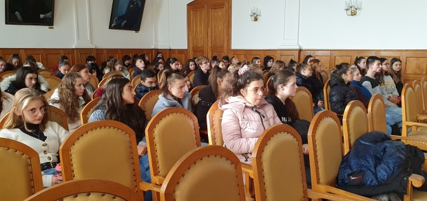Прокурори се срещнаха с ученици в Габрово