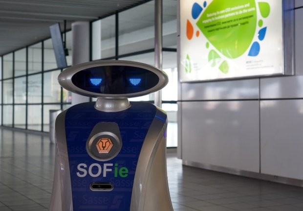 Първият роботизиран асистент започна работа на летище "София"