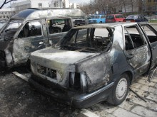 Късо съединение подпали автомобил и засегна още три