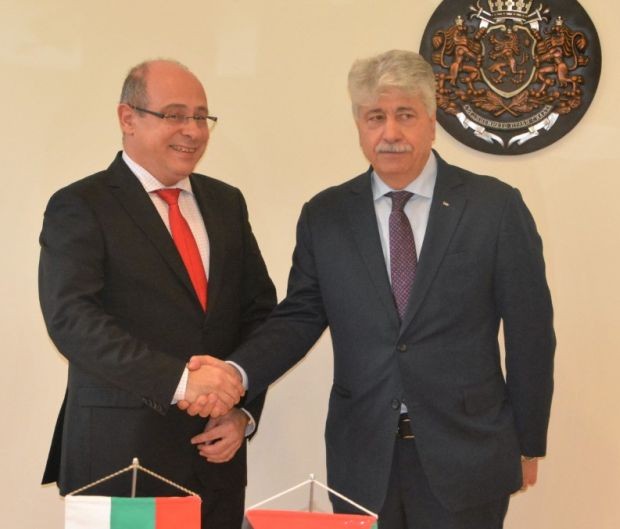 Вицепремиерът Лазаров се срещна с министъра на социалното развитие на Палестина Ахмед Маждалян