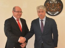 Вицепремиерът Лазаров се срещна с министъра на социалното развитие на Палестина Ахмед Маждалян