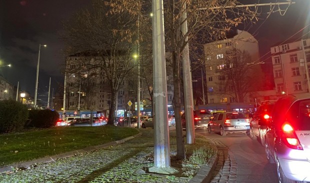 Голямо задръстване на обновеното трамвайно трасе в района на "Руски паметник" в столицата