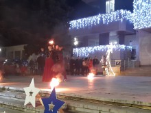 С огнено шоу и много забавления запалиха коледната украса в Свищов