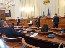 Депутатите от БСП предават на живо в интернет закритото заседание на Народното събрание