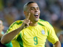 Кака: В Бразилия не уважават достатъчно Роналдо