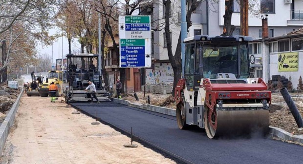 TD Първият слой асфалт на южното платно на булевард Хаджи Димитър