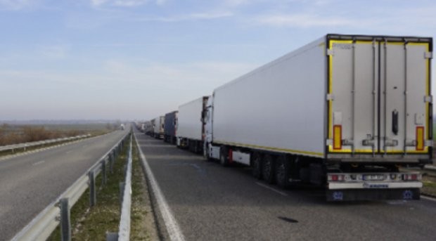 Движението към граничния пункт Дунав мост отново е затруднено от