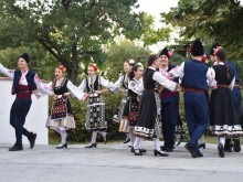 Богатството на българския фолклор представят две танцови формации в Поморие