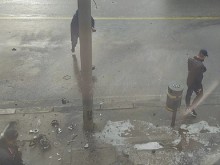 Кола се заби в стълб близо до спирка в София