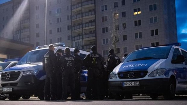 Полиция блокира центъра на Дрезден заради въоръжен мъж