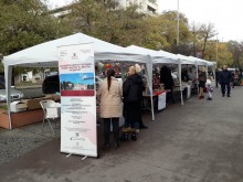 Пловдивчани даряват средства за деца на специален Коледен базар