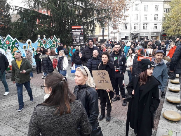 TD Десетки пловдивчани се събраха днес на протест пред сградата на