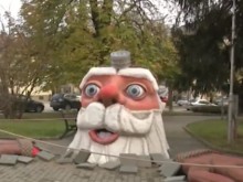 Странна фигура на Дядо Коледа ядоса жителите на български град