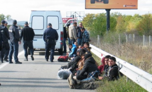 Задържаха 69 мигранти в бус на АМ Тракия в района