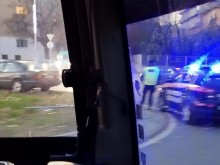 "Мерцедес" се приземи в кръгово в Пловдив