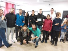 Благотворителен коледен базар за децата от "Паралелен свят"