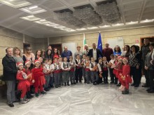 Коледарчета гостуваха в Областна администрация-Враца