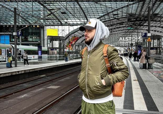 Рапърът Кристиян Талев – Криско се качи на влак в