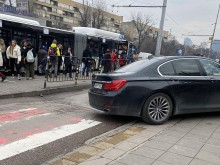 Пазарджиклия с БМВ направи "уникално" изпълнение до пешеходна пътека в столицата