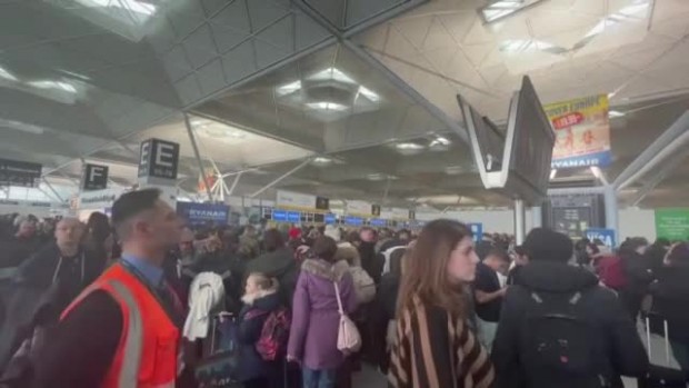 Огромен брой пътници и хаос на лондонското летище Станстед след