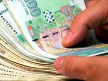 След спор с бизнеса правителството предложи по-ниска минимална работна заплата