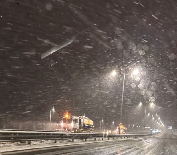 Екипи на Столична община вече обработват улиците заради снега