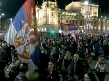 Протестиращи в Белград изгориха знамето на Косово