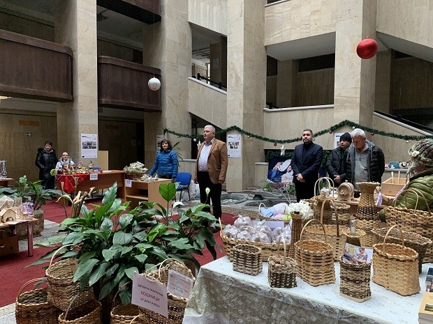 Коледен базар на производители от Родопите е открит в Областната администрация - Смолян