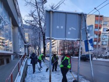 Над 40 служители на БКС чистят тротоарите във Враца