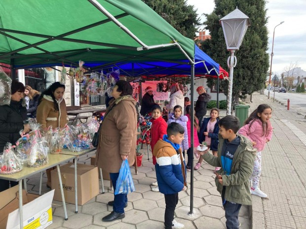 Кметът на Ново село откри Коледен базар