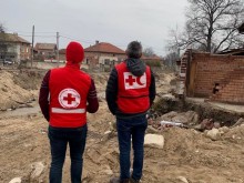 БЧК започна подпомагането с по 940 лева на най-пострадалите в Карловско