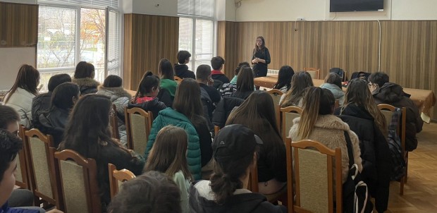 Пловдивски прокурори говориха пред ученици за опасностите в интернет