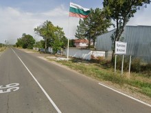 Криминален тип млати с лопата паркиран автомобил в Пловдивско