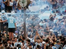 Полицията в Буенос Айрес използва сълзотворен газ срещу празнуващи фенове