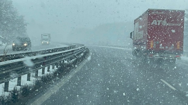 Силен снеговалеж над магистрала Тракия вали в момента съобщиха читатели